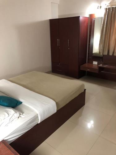 Ένα ή περισσότερα κρεβάτια σε δωμάτιο στο Aston Service Apartment
