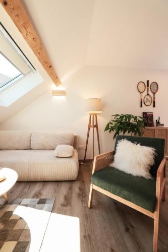 un salon avec un canapé et une chaise dans l'établissement En plein centre du village !, à Villard-de-Lans