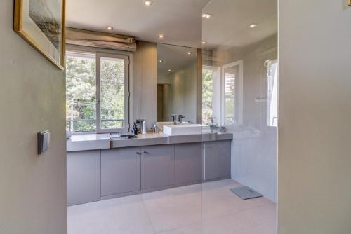 a bathroom with a sink and a mirror at Villa spacieuse, totalement adaptée aux normes PMR in Nice