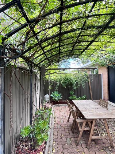 Κήπος έξω από το Stunning Flat Burnside Location