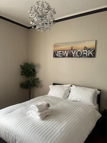 Ένα ή περισσότερα κρεβάτια σε δωμάτιο στο One Bedroom Apartment in Gorgie with new central heating system