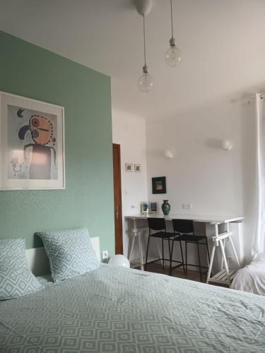 une chambre avec un lit et un bureau dans l'établissement Appartement pour 7 pers au coeur de l'Alsace, à Muttersholtz