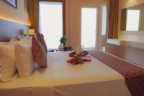 Ein Bett oder Betten in einem Zimmer der Unterkunft The Novello by Evergreen Mussoorie