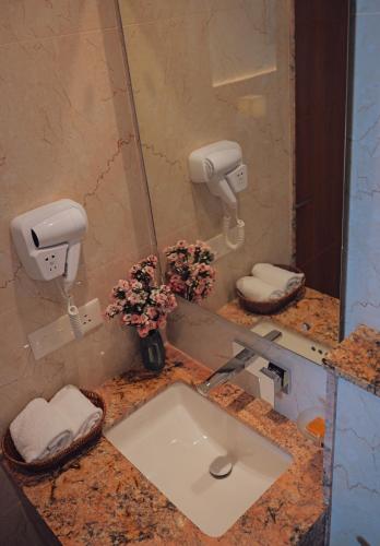 Ein Badezimmer in der Unterkunft The Novello by Evergreen Mussoorie