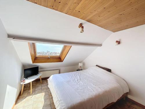 une chambre avec un lit, un bureau et une fenêtre dans l'établissement Le Nid Marin - Sea View - 3 Br, à Dunkerque