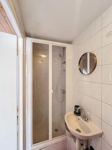 une salle de bain avec douche et lavabo dans l'établissement Le Nid Marin - Sea View - 3 Br, à Dunkerque