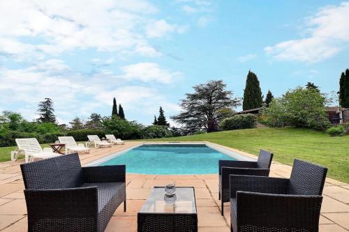 - une piscine avec des chaises et une table à côté dans l'établissement Saint-Fortunat - Authentic Home with Pool - Saint-Didier-au-Mont-d'Or, à Saint-Didier-au-Mont-dʼOr