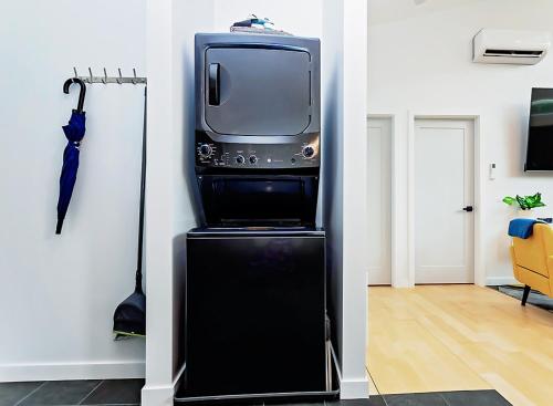 Μια τηλεόραση ή/και κέντρο ψυχαγωγίας στο LuxQuarters Bumbleberry Guest House
