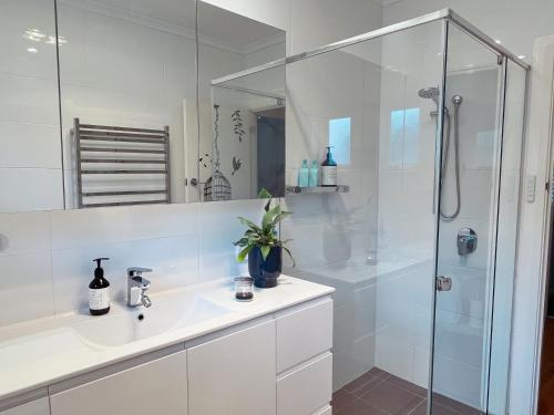 Ένα μπάνιο στο Stunning Flat Burnside Location
