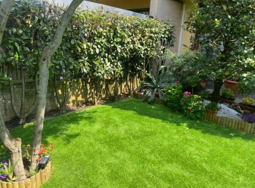 a garden with green grass and a fence at B&B IL VIALETTO in Orio al Serio