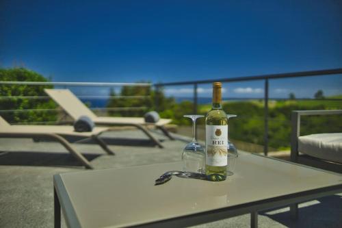 eine Flasche Wein auf einem Tisch in der Unterkunft Coração da Quinta in Algarvia