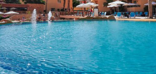 Bazén v ubytování Eagles Downtown Zahabia Resort & Aqua Park nebo v jeho okolí