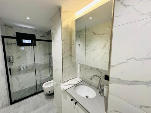Bilik mandi di Rose Point Residence