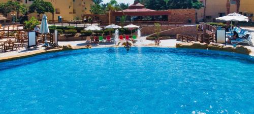 Bazén v ubytování Eagles Downtown Zahabia Resort & Aqua Park nebo v jeho okolí