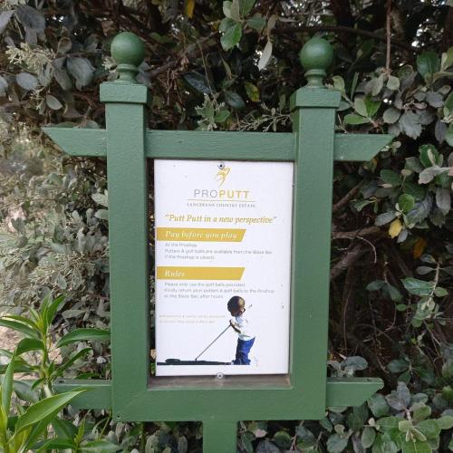 Un certificado, premio, letrero u otro documento en MAHANAIM