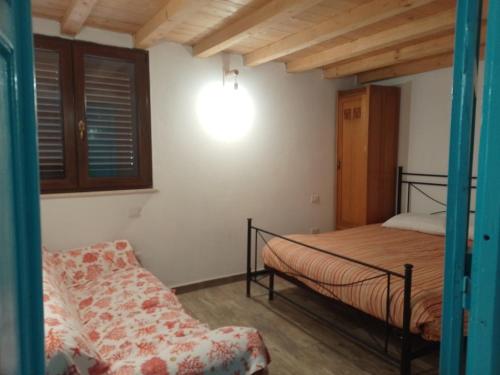 ein Schlafzimmer mit einem Etagenbett und einem Stuhl in der Unterkunft Casa in campagna in Capoterra