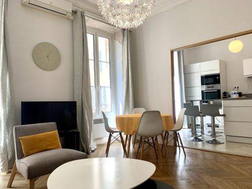 un salon avec une table et des chaises dans l'établissement ApartHotel Riviera - 2 minutes de la plage - Exceptionnel 2 chambres AC - BALCON MEYERBEER 1, à Nice
