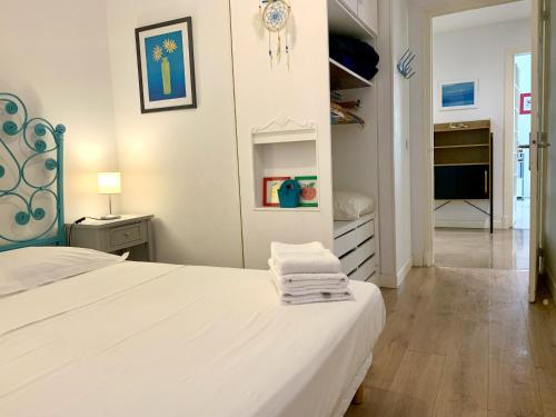 une chambre blanche avec un lit et un placard dans l'établissement ApartHotel Riviera - 2 minutes de la plage - Exceptionnel 2 chambres AC - BALCON MEYERBEER 1, à Nice