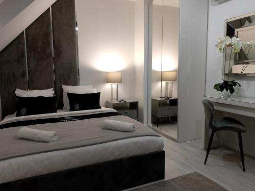 Postel nebo postele na pokoji v ubytování Okuninka Palace