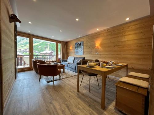 un salon avec un canapé et une table dans l'établissement Appartement moderne avec balcon, WiFi et cuisine équipée - FR-1-694-168, à Val dʼIsère