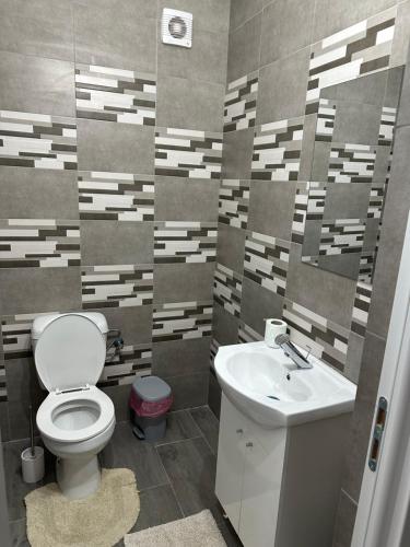 Ένα μπάνιο στο Apartament 2 dormitoare Gilau