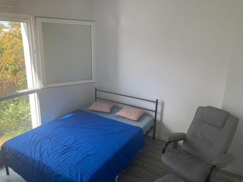 une chambre avec un lit, une chaise et une fenêtre dans l'établissement La chantrerie, à Nantes