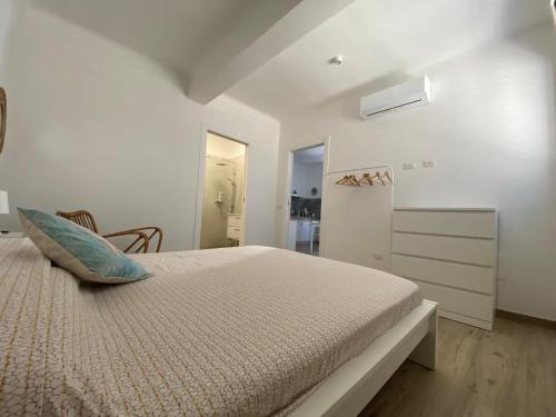 una camera bianca con letto e cassettiera di Gemma Mediterranea a Campomarino