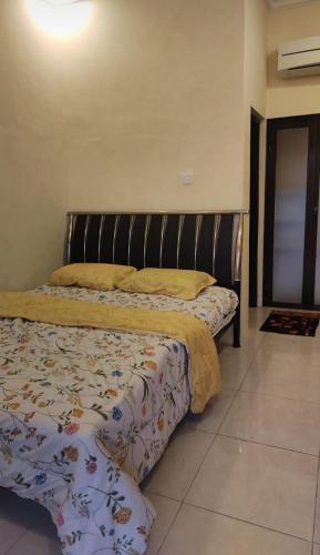 a bed in a room with a bed sidx sidx sidx at Karjo Homestay Syariah in Ngadipuro
