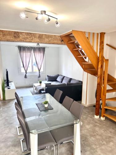 un salon avec une table en verre et un canapé dans l'établissement La Verrière d'Opale - Maison proche plage et CNPE EDF, à Grand-Fort-Philippe