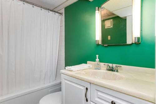 Ένα μπάνιο στο TDJ Getaway 4BR Home with game room