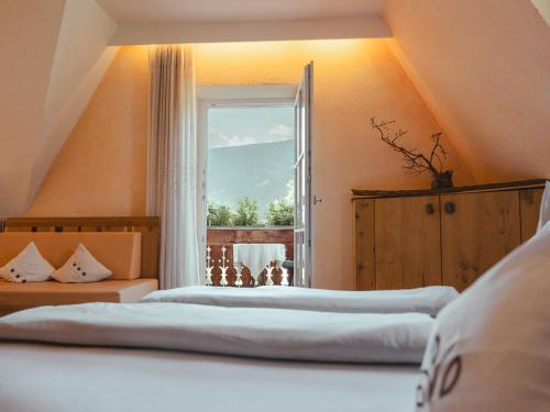 A bed or beds in a room at Hotel Villa Freiheim