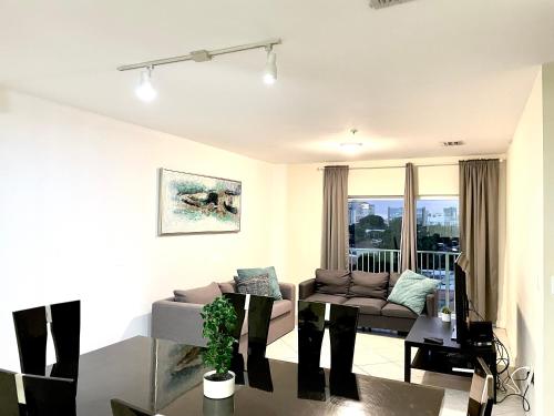 Χώρος καθιστικού στο Private bedroom in Miami - Coral Gables 601
