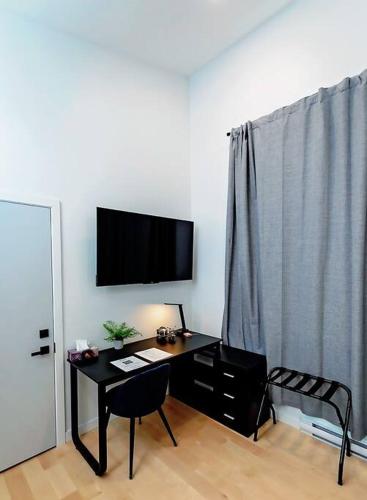 Μια τηλεόραση ή/και κέντρο ψυχαγωγίας στο LuxQuarters Blueberry Studio