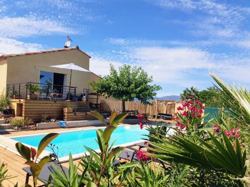 une villa avec piscine et une maison dans l'établissement Villa Palmera - Classée 3 étoiles - Grand confort, calme, et magnifique vue dégagée, à Canet