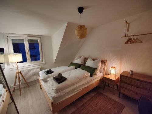 a living room with a couch and a window at Bliss - 2 Schlafzimmer, Boho, Netflix, Arbeitsplatz in Wiesbaden