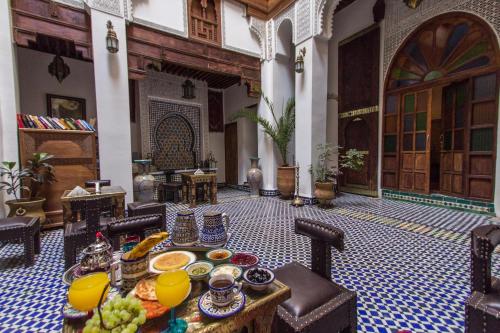 une pièce avec une table avec de la nourriture dessus dans l'établissement Dar Labchara, à Fès