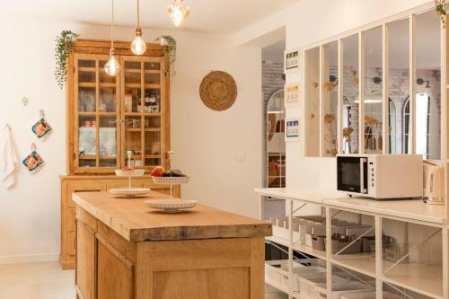a kitchen with a counter and a microwave at Corsica Hostel Porto-Vecchio, partie dortoirs in Porto-Vecchio