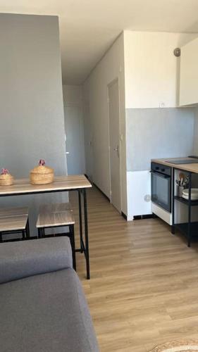 un salon avec une table et une cuisine dans l'établissement Soraya 16, à Port-la-Nouvelle