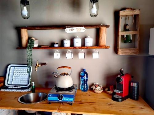 Příslušenství pro přípravu čaje a kávy v ubytování Duiker's self catering Accommodation