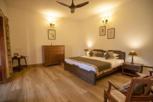 a bedroom with a bed and a dresser at Sinna Dorai's Rotti Kadai Bungalow in Vālpārai