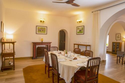 a large dining room with a table and chairs at Sinna Dorai's Rotti Kadai Bungalow in Vālpārai