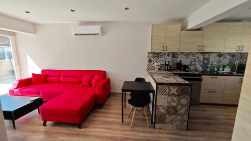 Modern 1-bedroom home in Larnaca with a private garden ideal for long stays and remote work