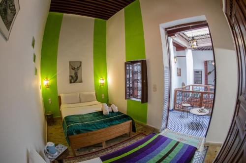 Postel nebo postele na pokoji v ubytování Riad Fes Dar
