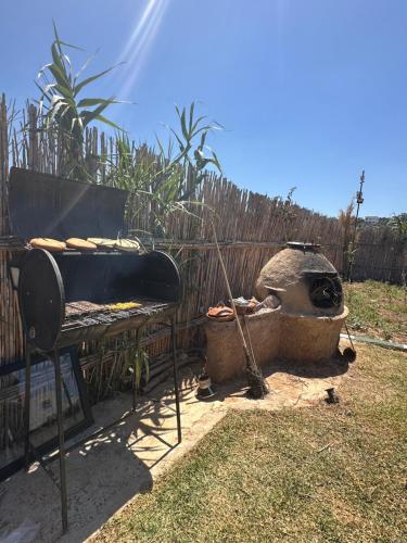 a grill with bread on it next to a fence at Casa del campo in Souani