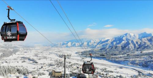 two gondolas on a ski lift in the mountains at ロッヂノエル in Seki