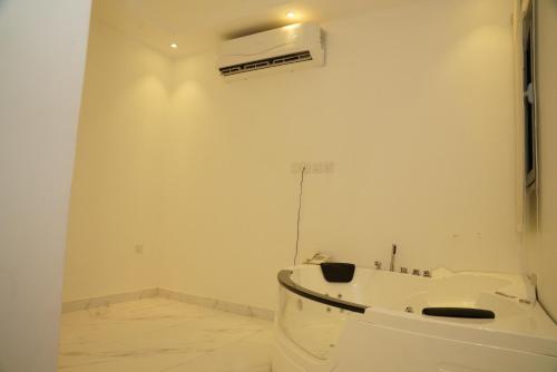 Bilik mandi di view Rose Hotel Apartment