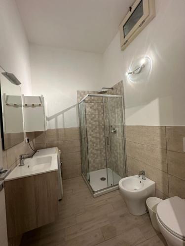 Un baño con ducha, inodoro y lavabo. en L'Angolo Rosa, en Casale Monferrato