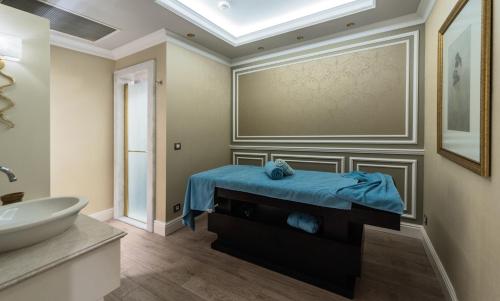 فندق أركيد إسطنبول في إسطنبول: حمام به سرير ومغسلة