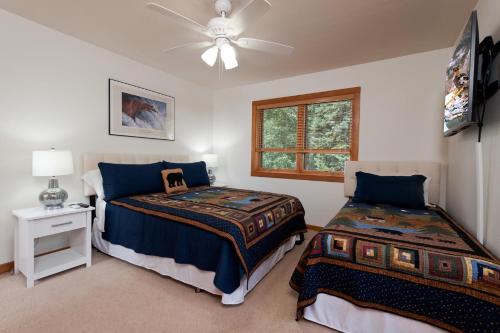 ein Schlafzimmer mit zwei Betten und einem Deckenventilator in der Unterkunft 210 Sheol Street in Durango Mountain Resort