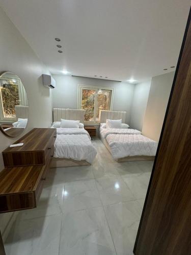 Postel nebo postele na pokoji v ubytování شقه للإيجار فرش فندقي بالمهندسين
